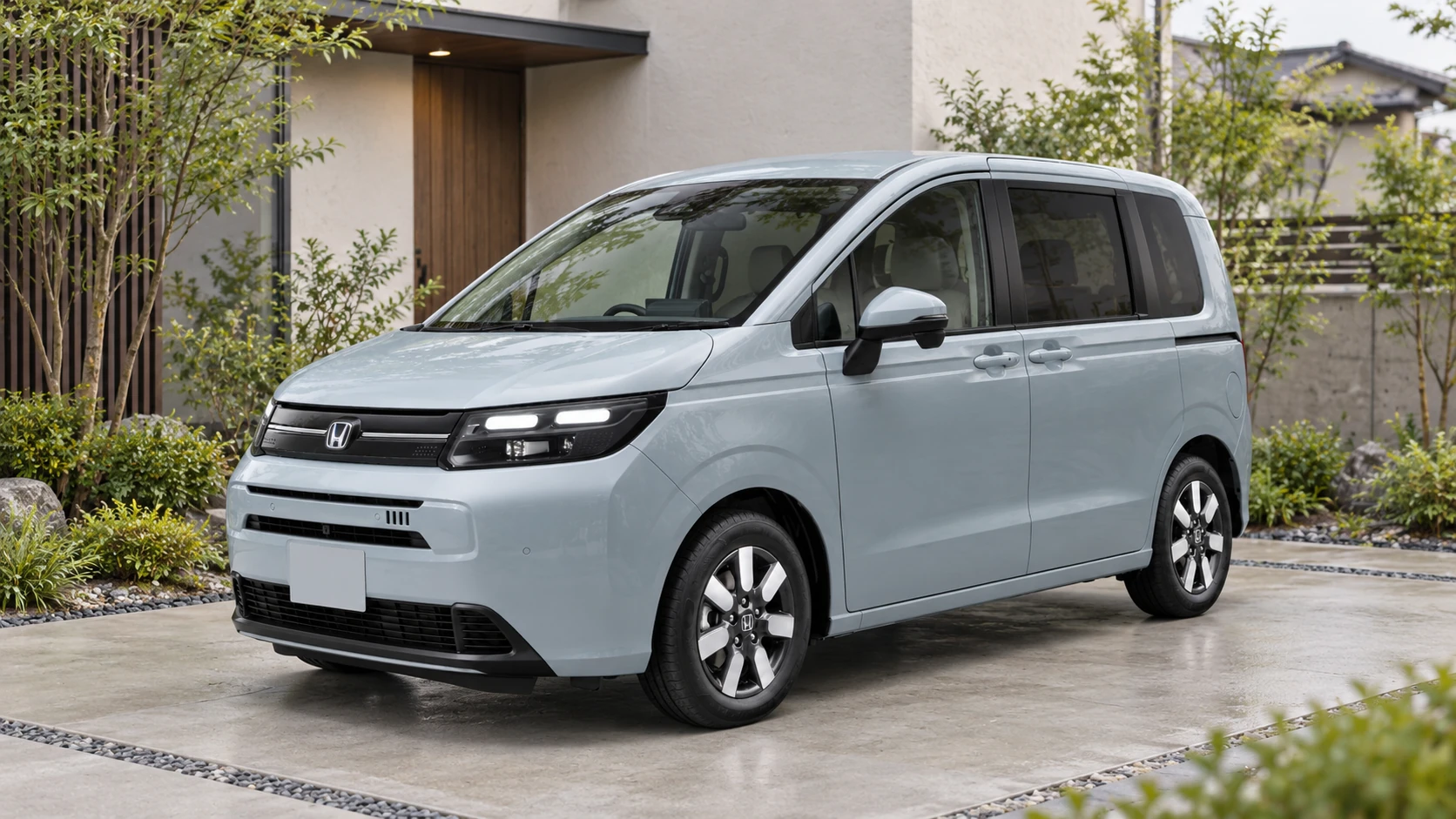 住宅の前に停車する淡いブルーの現行フリードAIR EXを参考にしたAI生成イメージ
